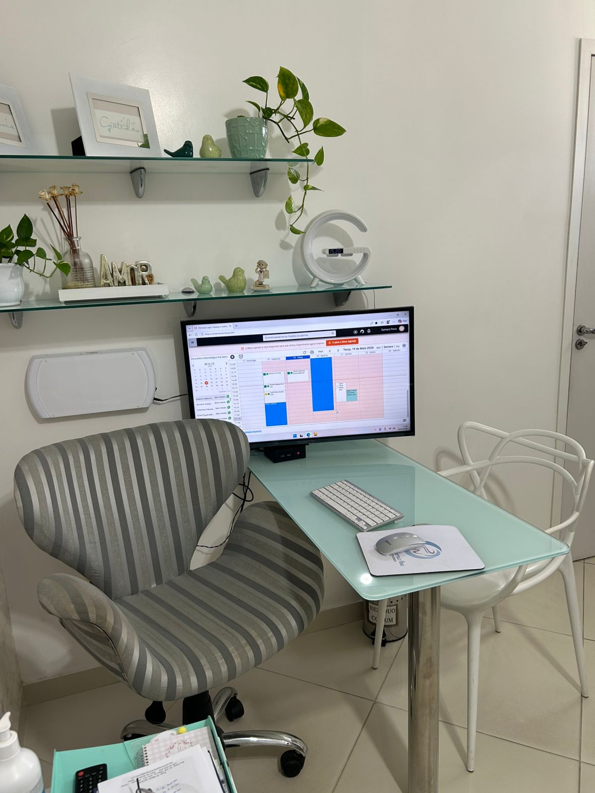 Recepção e agendamento — ambiente organizado e tranquilo