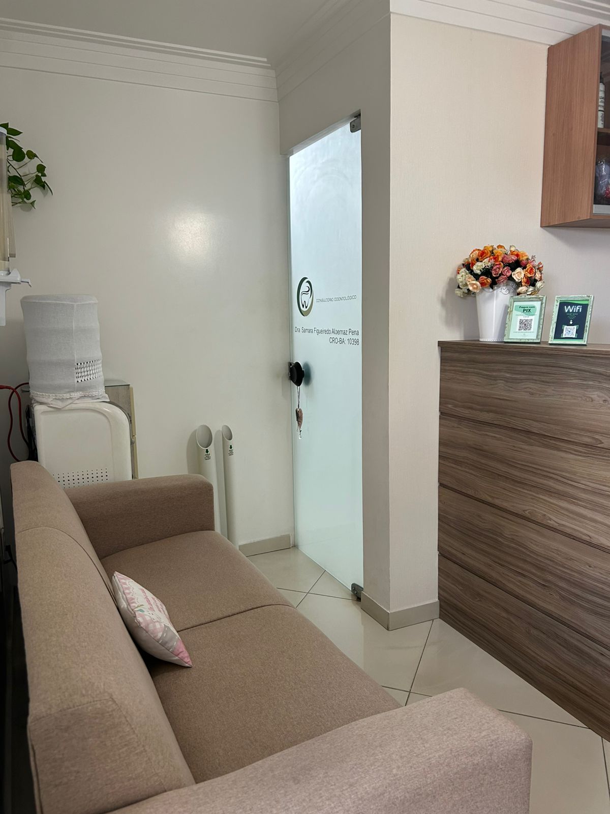 Recepção do consultório odontológico da Dra. Samara Albernaz Pena em Feira de Santana